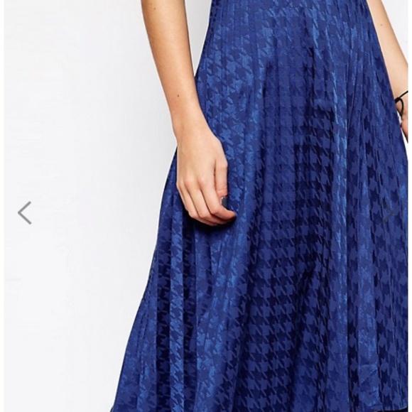 Liquorish Pleated Midi Skirt in Dogtooth - Picture 4 of 6